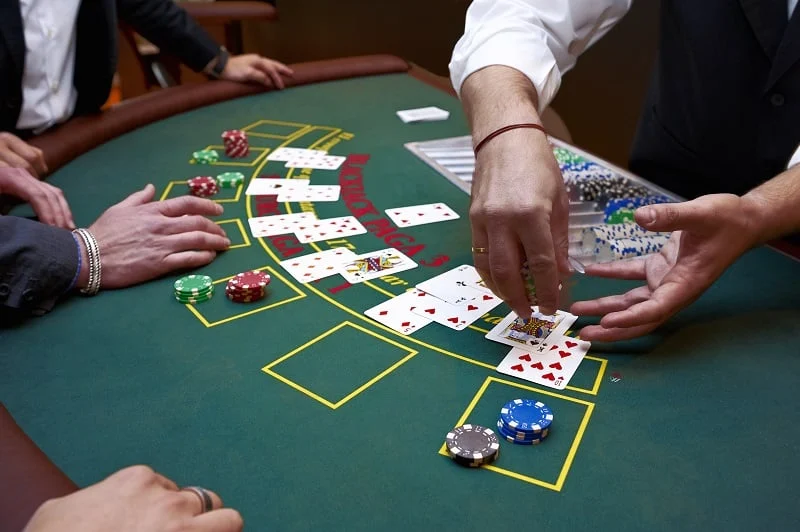 21點遊戲實戰桌面，莊家發牌與玩家下注畫面